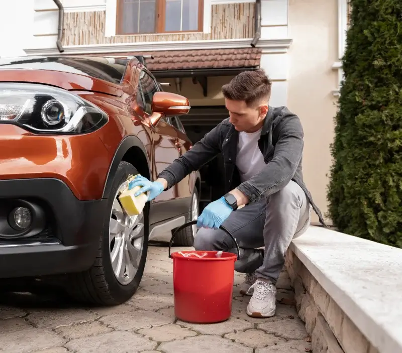 Lavage auto à domicile Noyant-Villages : professionnel intervenant sur un véhicule